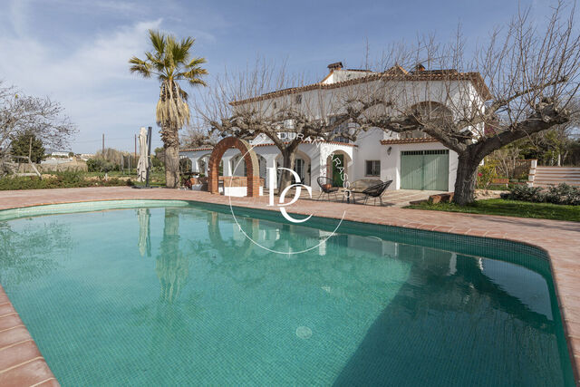 Maison de campagne avec écurie et piscine à vendre à Vilanova i la Geltrú