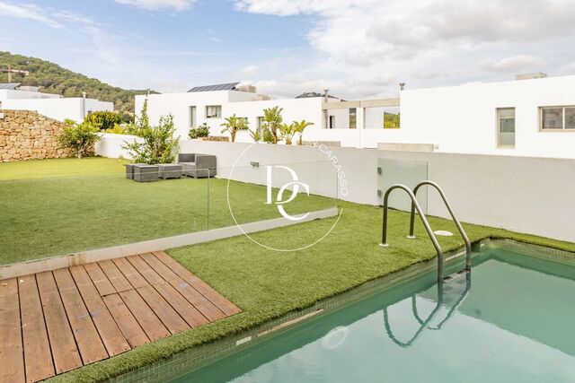 Casa adosada con piscina en venta en la exclusiva zona de Rocallisa, Ibiza