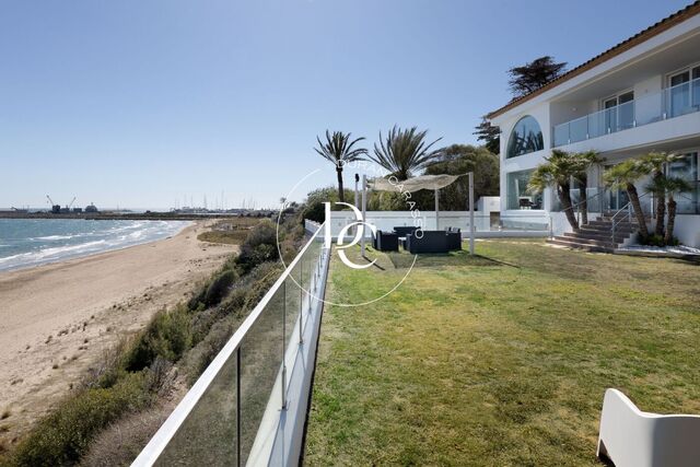 Exclusiva villa en venta en primera linea de mar en Vilanova y la Geltrú