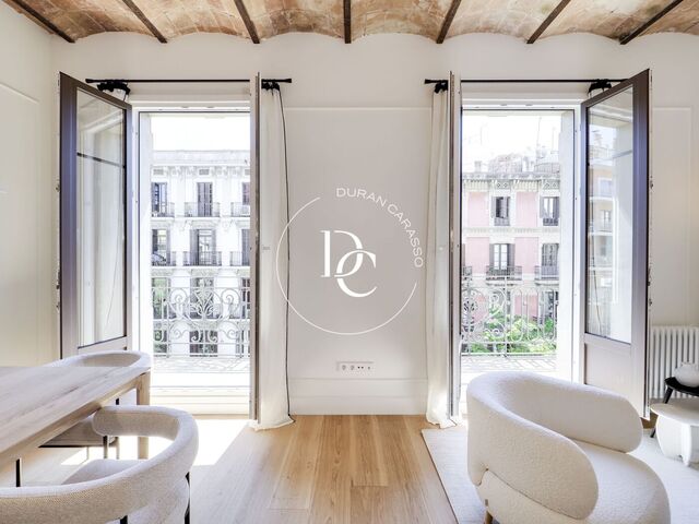Spectacular renovated apartment for sale in Consell de Cent, Barcelona