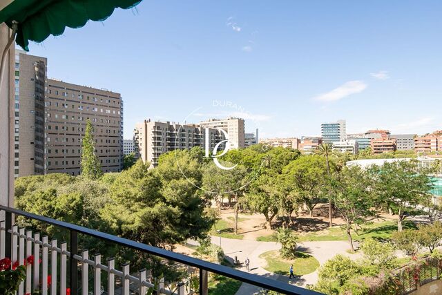 Apartment to renovate in Turó Park area, with unobstructed views “Piscinas y Deportes Park” 