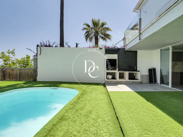 Semi-detached house for rent with pool and sea views in Vallpineda urbanization