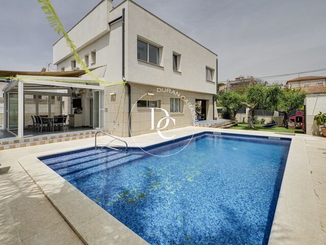 Detached 5-bedroom house with private pool in Calafell