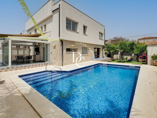 Detached 5-bedroom house with private pool in Calafell