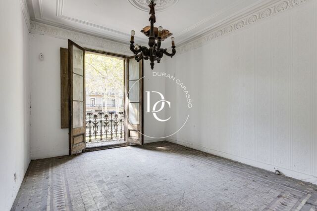 Fantastique appartement de 168 m2 à rénover, à vendre à L'Antiga Esquerra de l'Eixample, avec une terrasse privée de 30 m2