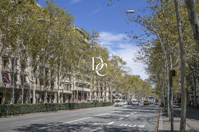 Pis en venda a Gran Via amb terrassa, molt a prop del carrer Muntaner