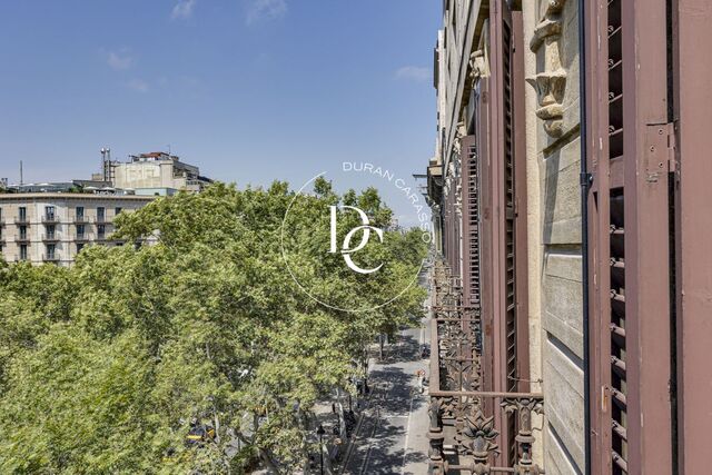 Apartment for sale to renovate in Gran Vía de les Corts Catalanes