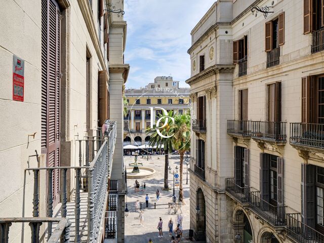 Appartement en hauteur, au coin des Ramblas et de la Plaza Real.