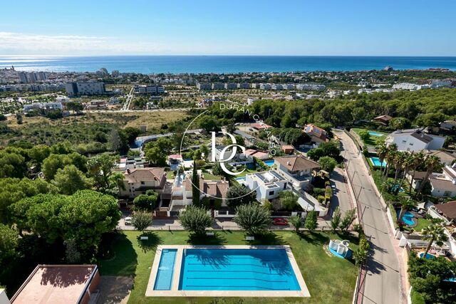 Espectacular ático con vistas panorámicas a Sitges en zona residencial Santa Barbara