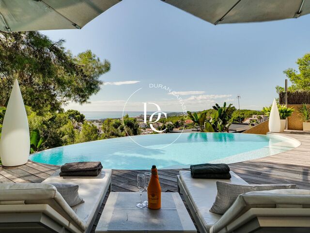 Maison à vendre avec piscine et vues panoramiques spectaculaires sur Sitges à QuintMar.