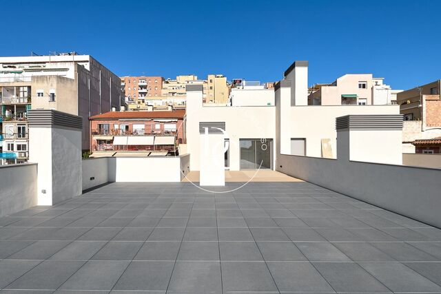 Penthouse exclusif à vendre avec une incroyable terrasse dans un tout nouvel immeuble à côté du Park Güell.  