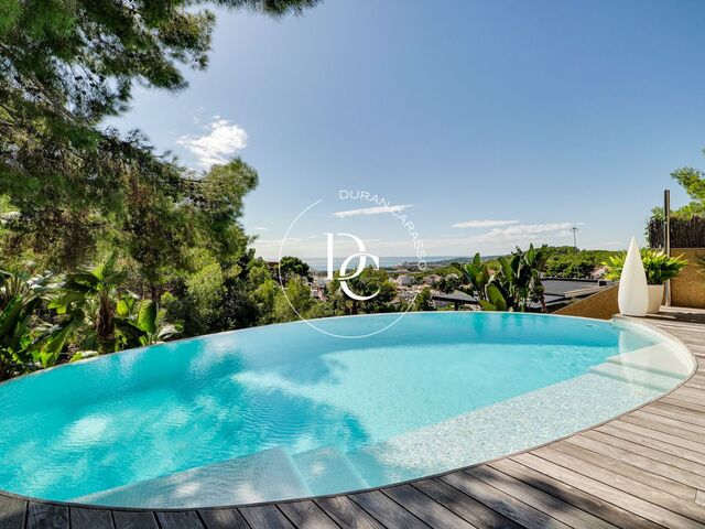 Casa en alquiler con piscina y espectaculares vistas panorámicas a Sitges en QuintMar