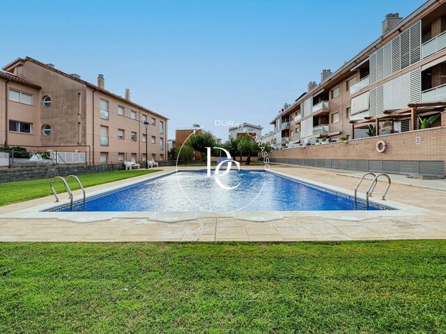 Piso en venta con piscina y jardín comunitario en Cubellas