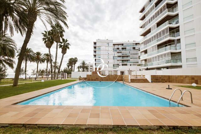 Fantástico piso en primera línea con vistas al mar