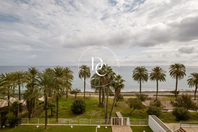 Fantastique appartement rénové en bord de mer, très lumineux et avec une grande terrasse avec vue sur la mer.