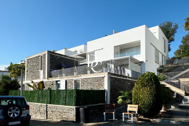 Lovely quiet penthouse with sea views