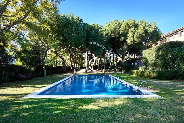 Fantástica casa adosada con jardín privado en venta en El Vinyet, Sitges