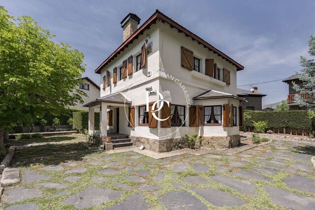 A Centenary Gem in Puigcerdà with Garden, Views, and Tons of Potential