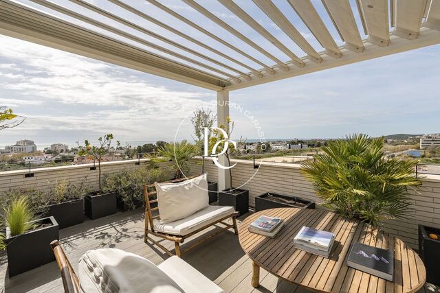 Espectacular ático en venta con terraza y vistas al mar en Avenida Sofía