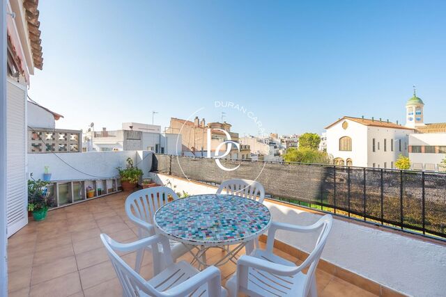 Penthouse for sale with views in Poble Sec