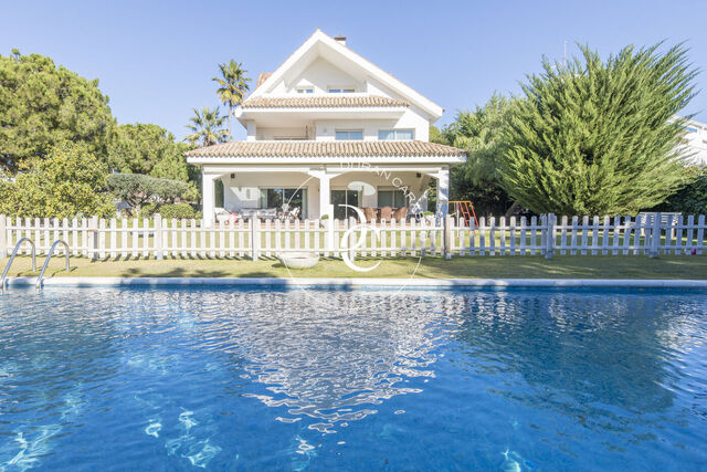 Casa en venta con piscina en Terramar en Sitges